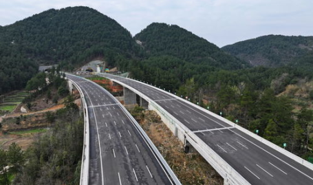 贵州高速公路,织就多彩交通网，助力区域经济发展