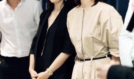 51岁董卿换了长发好惊艳穿卡其色连体裤时髦又年轻旁边男士都看呆了！！董卿穿衣搭配